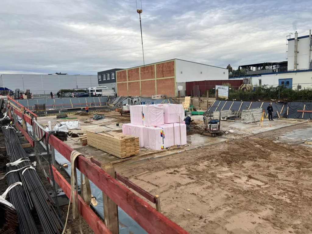 Baustelle des Logistikzentrums in Bruchköbel mit Baugrube und Baumaterial